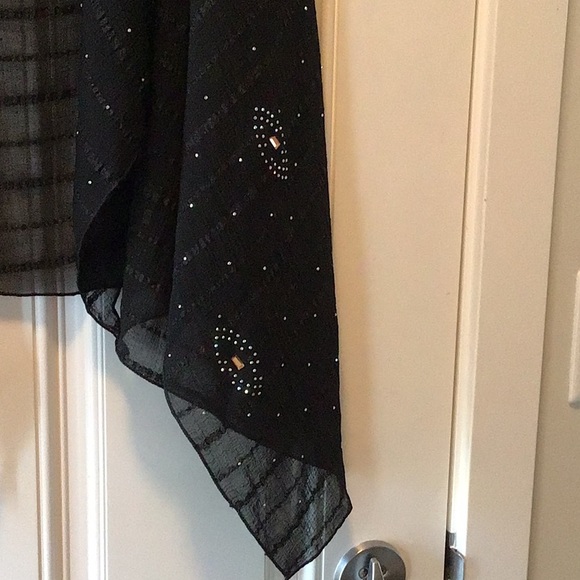 Beautiful sleeveless shawl - Picture 3 of 4